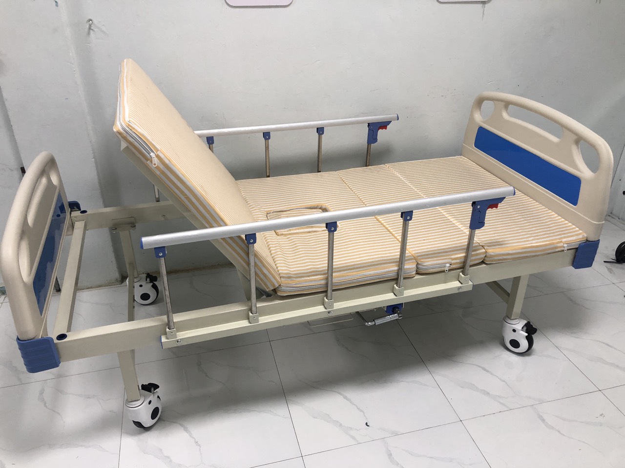 Giường bệnh nhân ở Hà Nội