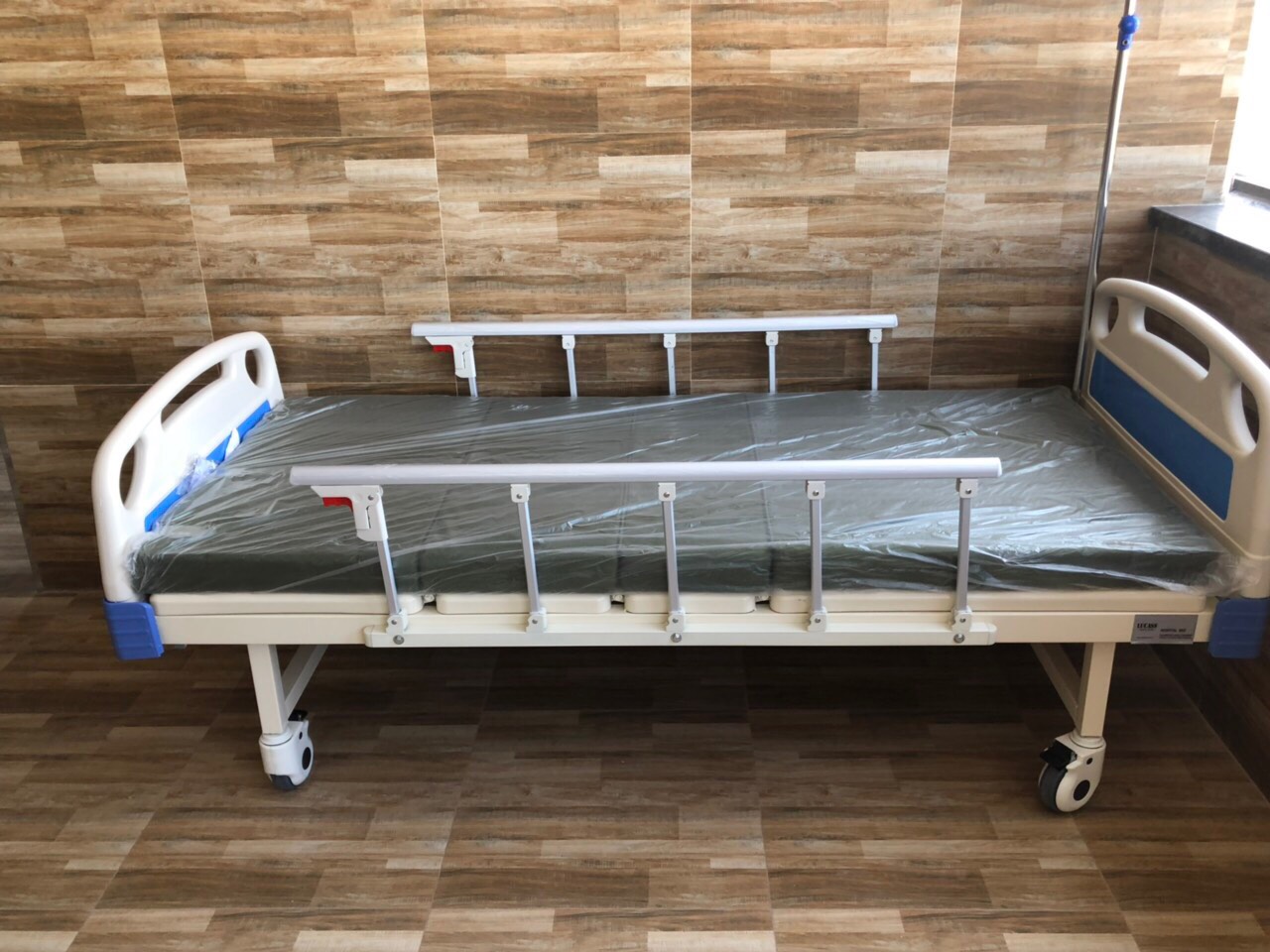 Hướng dẫn chọn mua giường y tế cho người già phù hợp với tình trạng người bệnh