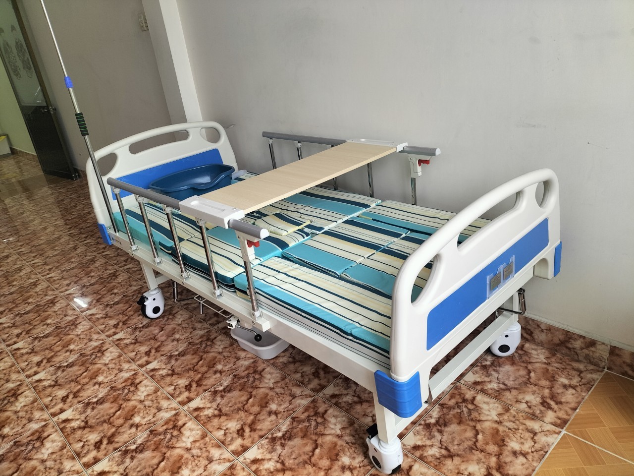 Cửa hàng giường y tế quận Bình Tân có xe lăn, mua ở đâu?