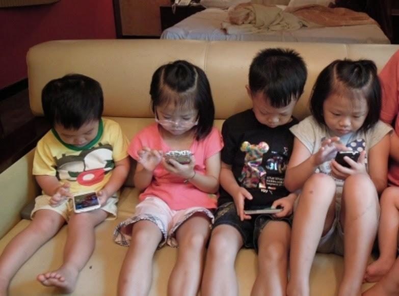 Trẻ em sử dụng điện thoại di động